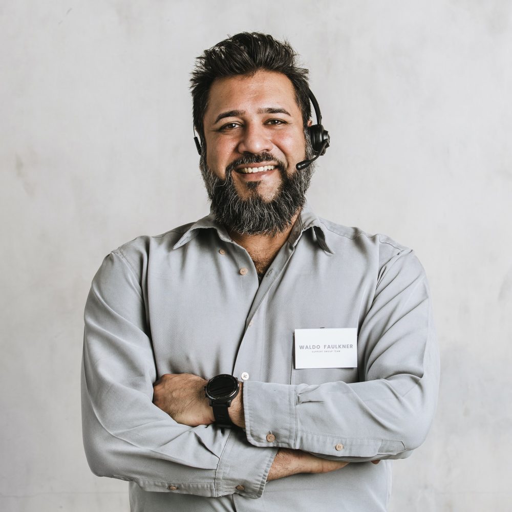 indian-operator-assistant-using-a-microphone-headset-while-conversing-with-a-customer.jpg indian-operator-assistant-using-a-microphone-headset-while-conversing-with-a-customer.jpg